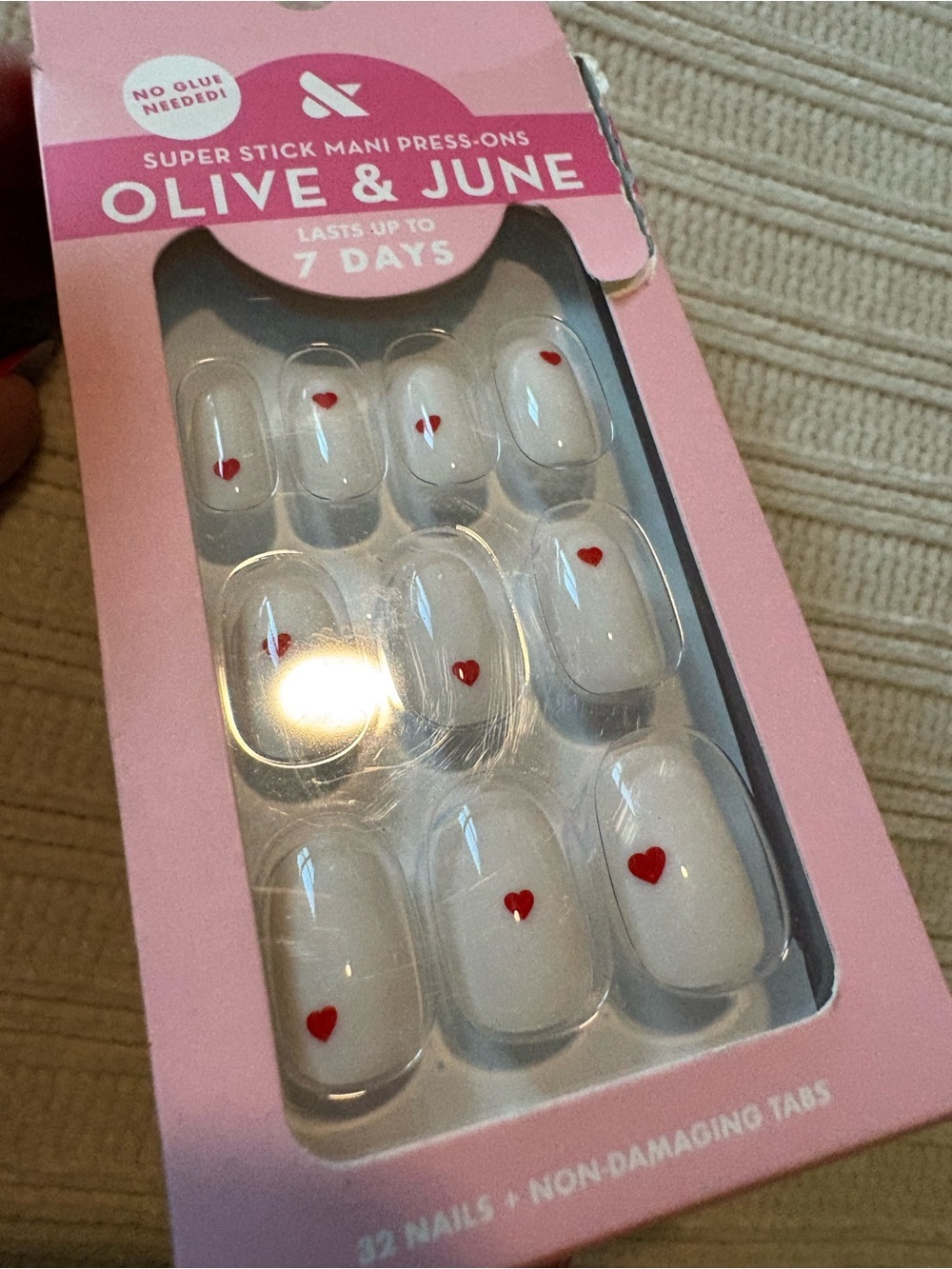 Olive & June Red Heart Press-On Nails Cream with Red Hearts Round Short